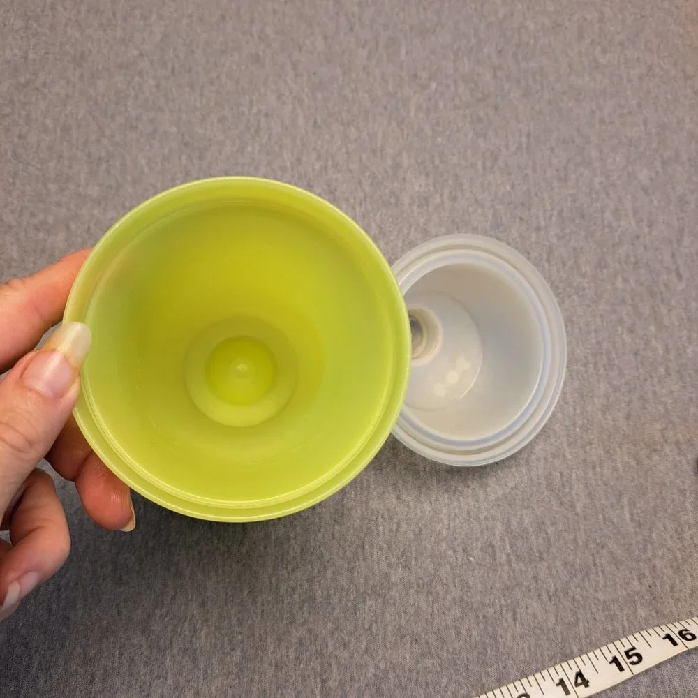 TUPPERWARE QUICK SHAKE CONTAINER YELLOW 844-15 CLASSIC WHITE LID 564-4 VINTAGE